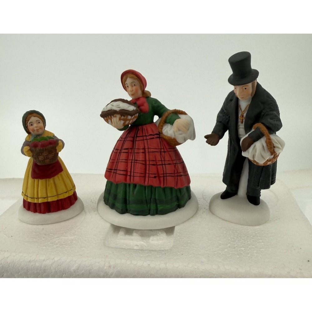 Dept 56 Heritage Village The Spirit of Giving 58322 Retired Accessory Set